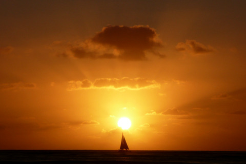 Hawaii: voilier et coucher de soleil